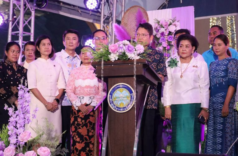 องค์การบริหารส่วนจังหวัดกระบี่จัดงานประเพณีแห่จาดเดือนสิบชิงถ้วยพระราชทานสมเด็จพระเทพรัตนราชสุดาปีที่ 24 บรรยากาศเป็นไปอย่างคึกคัก