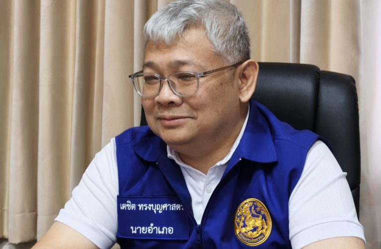 เตชิด นายอำภอเมืองหนองบัวลำภู รวมพลังชาวบ้านสร้างมหัศจรรย์ทะเลธุงผ้าอีสานพิธีทำบุญตักบาตรเทโวโรหณะ สักการะพระพุทธชยันตี ตักบาตรดอกบัวสวรรค์ “มหัศจรรย์ทะเลธุงผ้าอีสาน” มากกว่า 4000 ธุงโบกสะบัด ณ วัดดอยเทพสมบูรณ์ ต.หนองบัว อ.เมืองหนองบัวลำภู เช้าตรู่ 27 ตุลาคม 2569 นี้