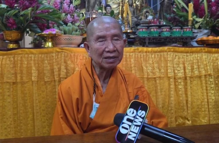 กาญจนบุรี เจ้าอาวาสวัดถาวรวรารามรับมือมวลน้ำหลากผ่านพระตำหนักได้ทันท่วงที ไร้ความเสียหาย พร้อมเชิญชวนนักท่องเที่ยวร่วมสักการะสิ่งศักดิ์สิทธิ์