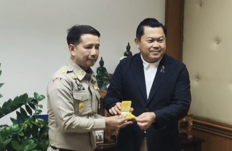 ข่าว…นอภ.คนดังรายงานตัว ผวจ.ลพบุรี ยันยังใช้โซเชียลในการทำงานต่อ
