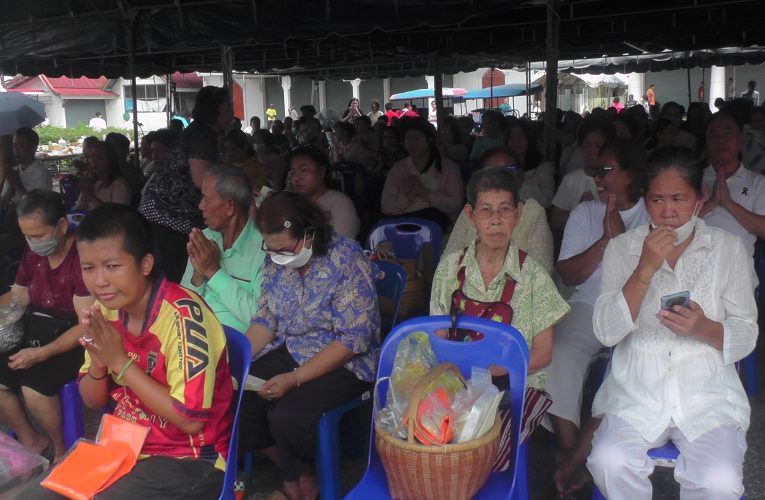 ชาวไทยพุทธจังหวัดกระบี่ร่วมทำบุญเดือนสิบคึกคัก สืบสานประเพณีส่งตายาย อุทิศส่วนกุศลให้บรรพบุรุษ