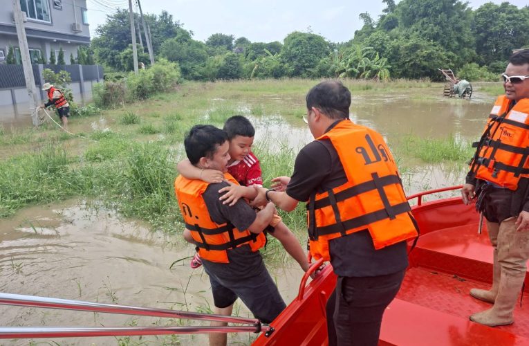 ราชบุรีผนึกกำลังทุกภาคส่วน! ระดมทีมเรือ ปภ. เร่งช่วยเหลือประชาชนประสบอุทกภัย เฝ้าระวังพื้นที่น้ำท่วมต่อเนื่อง