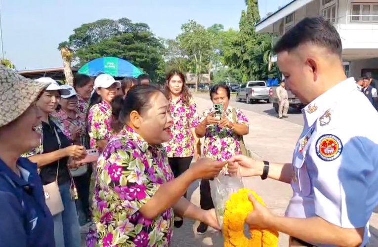 ชาวลำสนธิแห่ต้อนรับ “นายอำเภอคนใหม่” อบอุ่นชื่นมื่น! ประธานชมรมกำนันฯ ฝากเร่งแก้ปัญหายาเสพติด ย้ำพร้อมร่วมพัฒนาพื้นที่