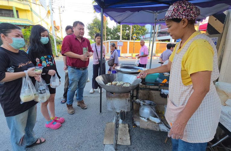 อุทัยธานี รวมพลังน้ำใจ! พ่อค้าแม่ค้าร้อยดวงใจ แจกอาหารฟรี ถวายเป็นพระราชกุศล “พ่อหลวง ร.9” เนื่องในวันนวมินทรมหาราช สืบสานต่อเนื่องปีที่ 10