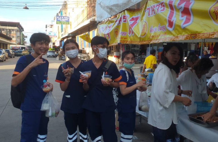 ระยองเปิดโรงทานกินเจ แจกอาหารฟรี 5 ปีซ้อน สองแม่ลูกใจบุญแบ่งปันน้ำใจ ช่วยชาวบ้านลดภาระช่วงน้ำท่วม ถวายเป็นพระราชกุศล น้อมรำลึกในหลวง ร.9