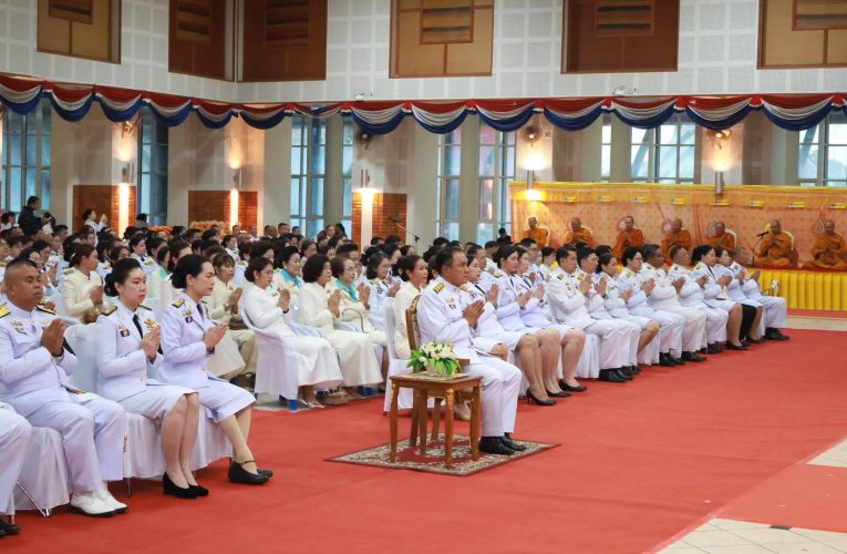 จันทบุรีจัดพิธีน้อมรำลึก “วันนวมินทรมหาราช” นางรำ 192 ชีวิต ร่วมแสดงนาฏศิลป์เทิดพระเกียรติ ร.9