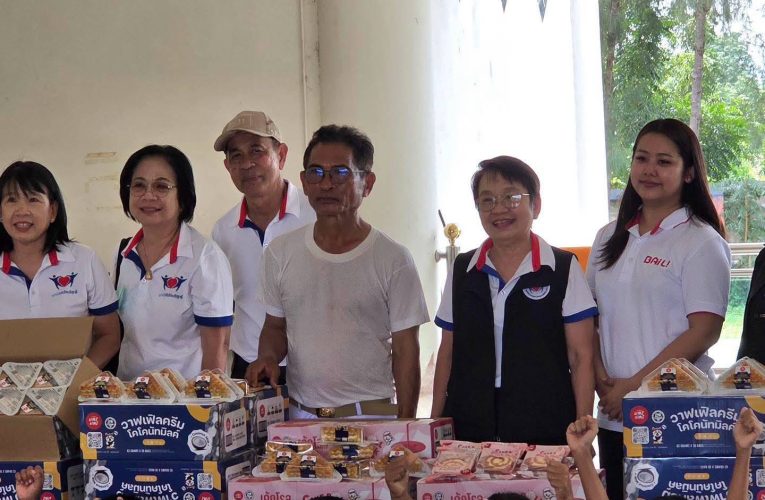 มูลนิธิหัวใจบริสุทธิ์ ผนึกภาคเอกชน ส่งมอบขนม 2,004 ชิ้น พร้อมเงิน 2 หมื่นบาท ช่วยผู้ประสบภัยน้ำท่วมปากท่อ จ.ราชบุรี ถวายเป็นพระราชกุศลวันนวมินทรมหาราช
