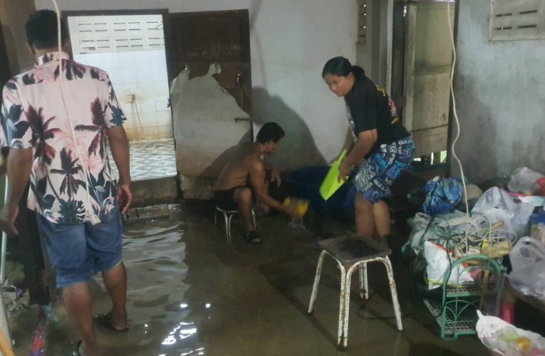 ฝนตกหนักที่ จ.ราชบุรี หลายพื้นที่น้ำท่วมขังบ้านเรือนประชาชนและสัตว์เลี้ยงได้รับผลกระทบบางพื้นที่เจ้าหน้าที่และหน่วยงานที่เกี่ยวข้องยังไม่ได้รับรายงานความเสียหาย.