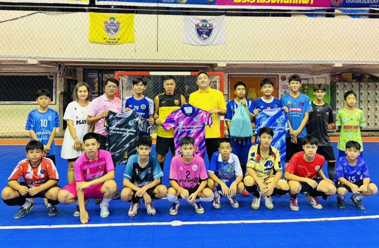 ขอบคุณผู้ใหญ่ใจดี แม่น้อย รานี – สม.วุฒิธร จับมือหนุนลูกหลานนักกีฬาท้องถิ่น แข้งจิ๋วโต๊ะเล็กลุยสู้ศึกกระสาเกมส์ 2026