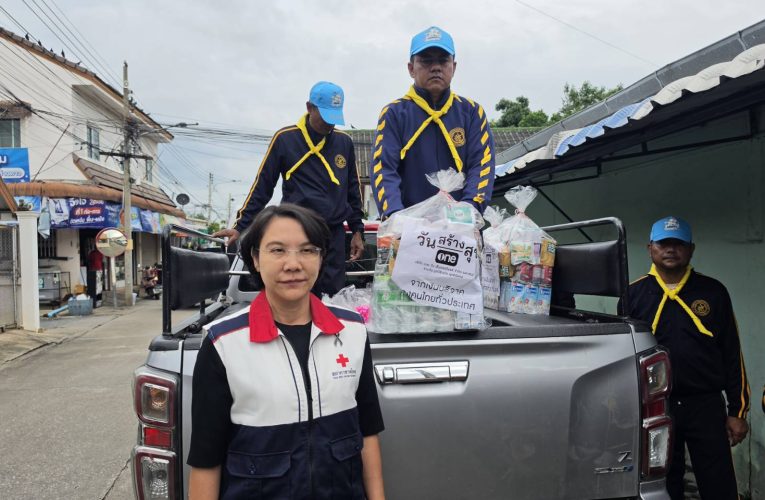 กาญจนบุรีลุยถึงที่! ผู้ว่าฯ ซ้อนท้ายมอเตอร์ไซค์ ฝ่าน้ำท่วมพร้อมตำรวจและทีมวันสร้างสุข ช่องวัน 31 มอบถุงยังชีพถึงหน้าบ้าน ช่วยชาวชุมชนอู่ทอง-จงเจริญ