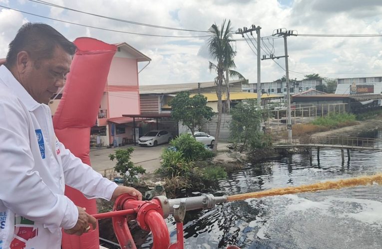ปทุมธานี เร่งฉีดน้ำอีเอ็มและโยนอีเอ็มบอลบำบัดน้ำเน่าเสียหลังส่งกลิ่นเหม็นมานานกว่าเดือน