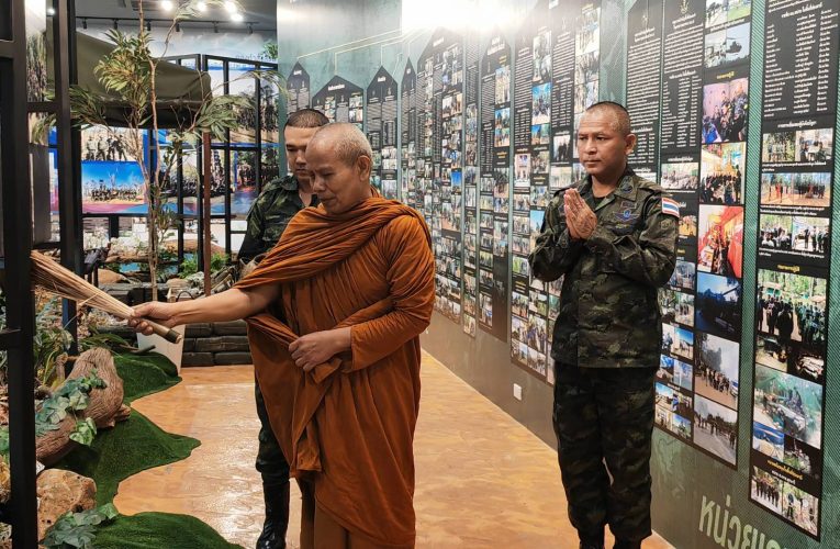 สุรินทร์-กองกำลังสุรนารี จัดพิธีทำบุญอุทิศส่วนกุศลแด่วีรบุรุษนักรบกล้า และบรรจุดินสมรภูมิแห่งเกียรติยศ ณ พิพิธภัณฑ์ทหารกองกำลังสุรนารี