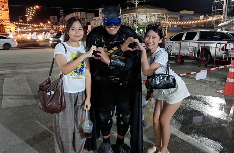 กำแพงเพชร-มนุษย์ค้างคาวบุกงานสารทไทยกล้วยไข่