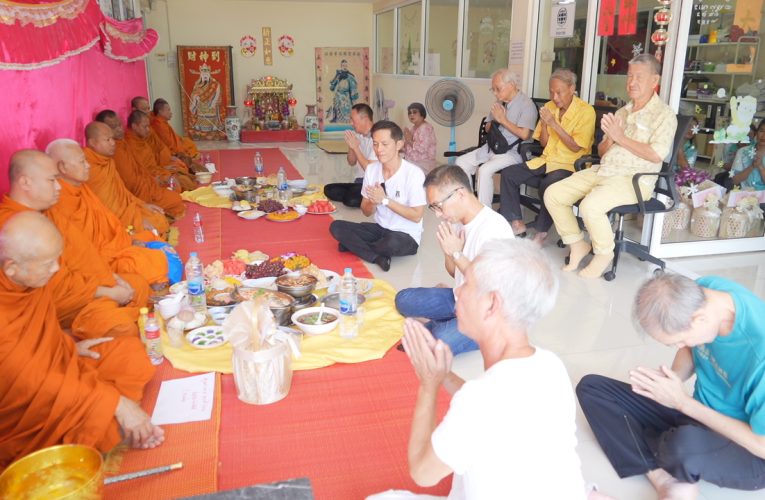 ข่าว พิธีทำบุญอุทิศส่วนกุศลอดีตเจ้าของ รง.น้ำมันหอย