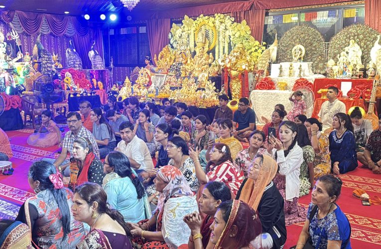 คืนที่ 7 นวราตรี เทวาลัยมหากาลีอวตารจักรวาลชนนี นักแสวงบุญแห่ร่วมบูชาพระแม่กาลราตรีกลางฝนโปรย