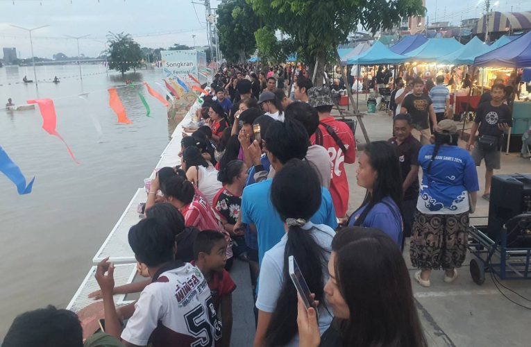 แม่น้ำแม่กลองท่วมรอบ 2 ผู้จัดการตลาดนัดถนนคนเดินริมเขื่อน อ.โพธาราม จ.ราชบุรี ใช้ วิกฤตเป็นโอกาสจัดใช้ถังผสมปูนแทนเรือแข่งขันชิงรางวัลคลายเครียด