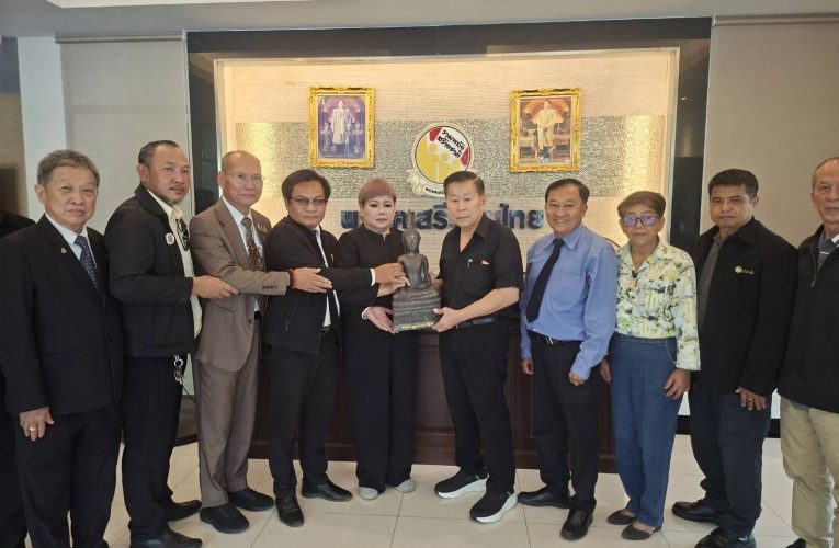 สมาคมสมาพันธ์นักข่าว (ประเทศไทย) มอบพระพุทธรูป “พระพุทธสุวรรณวรศรีวิชัย” ให้ พล.ต.อ.เสรีพิศุทธ์ พร้อมให้กำลังใจปฏิบัติหน้าที่เพื่อประเทศชาติ