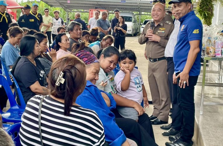 ภูธรจังหวัดจันทบุรี ลงพื้นที่มอบถุงยังชีพช่วยเหลือผู้ประสบอุทกภัย 101 ครัวเรือน บรรเทาความเดือดร้อนประชาชนหลังน้ำท่วม