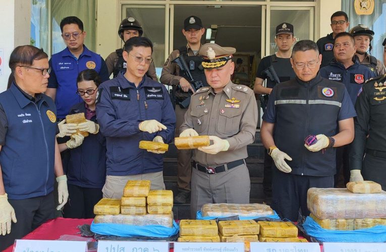 พิษณุโลก รวบหนุ่มวัย 36ปี ขนยาบ้า 3 แสนเม็ด รับจ้างเที่ยวละ 2 หมื่น รับงานผ่านไลน์ ทำมาแล้ว 5 ครั้ง