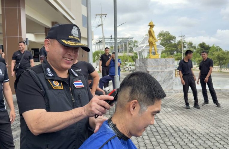 ผู้การจันทบุรีจับปัตตาเลี่ยนประเดิมตัดผมตำรวจด้วยตัวเอง ฟื้น “ทรงเดียวบาร์เบอร์” ทุกโรงพัก