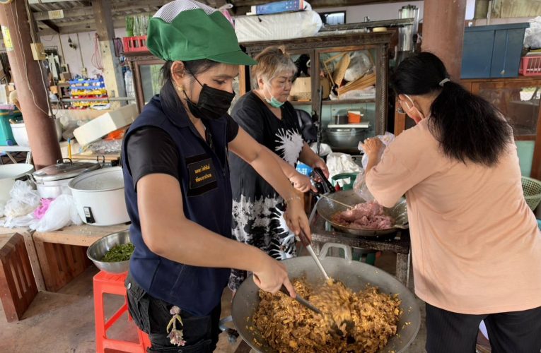 ราชบุรี – “คนสวยเมืองโพธาราม” ผนึกกำลังผู้ประกอบการ OTOP จิตอาสาปันน้ำใจ ช่วยผู้ประสบภัยน้ำท่วมหลังน้ำลด เดินหน้าทำข้าวกล่องส่งต่อความช่วยเหลือถึงชุมชน