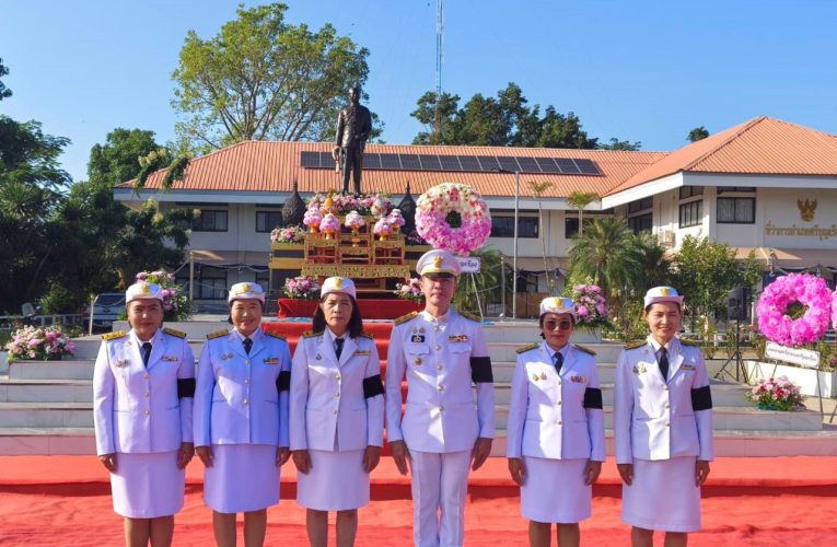 ธนายุทธ นายอำเภอศรีบุญเรือง นำหัวหน้าส่วนราชการผู้บริหาร อปท.ผู้บริหารสถานศึกษา กำนัน ผญบ.สภาวัฒนธรรมอำเภอศรีบุญเรือง ตลอดจนข้าราชการ เจ้าหน้าที่และพสกนิกรชาวอำเภอศรีบุญเรือง ร่วมประกอบพิธีวางพวงมาลาถวายราชสักการะ เนื่องในวันคล้ายวันสวรรคตพระบาทสมเด็จพระจุลจอมเกล้าเจ้าอยู่หัว “วันปิยมหาราช” น้อมรำลึกในพระมหากรุณาธิคุณ รัชกาลที่ 5