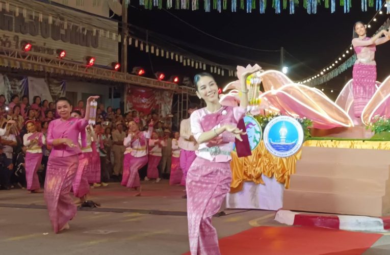 ชัยภูมิสองพ่อลูกสส.ชัยภูมิควง”รมต.สุขสมรวย”ลำหน้าเวทีหมอลำ(ลำหน้าห้านหมอลำ)เปิดงานบุญกระธูปออกพรรษาหนึ่งเดียวในโลก รมต.ไปลำหน้เวที