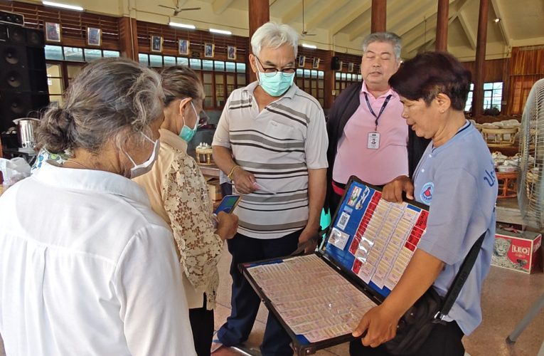 สุพรรณบุรี วัดเถรพลายแจกข้าวสารงานประเพณีทิ้งกระจาดวันสารทไทย2000ถุงให้ชาวบ้าน