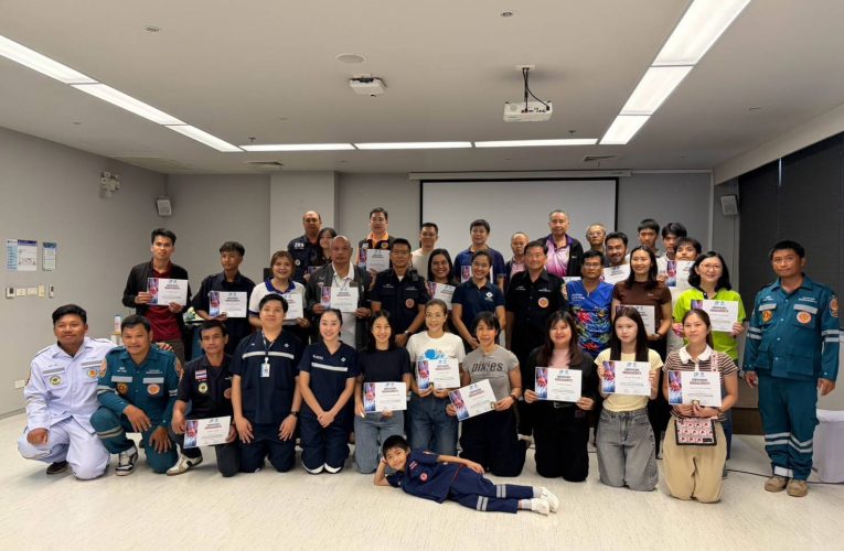 มูลนิธิอุตรดิตถ์สงเคราะห์ ร่วมกับ โรงพยาบาลพิษณุเวช จัดโครงการอบรมเชิงปฏิบัติการ หลักสูตรการปฐมพยาบาลเบื้องต้น และการช่วยชีวิตขั้นพื้นฐาน “สองมือกู้ใจ” เรียนรู้การทำ CPR