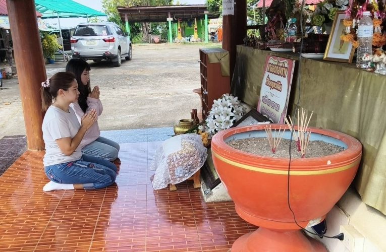 วันหยุดสายบุญห้ามพลาด! วัดกุญชรนิมิตร เมืองแพร่ ไหว้พระธาตุ 12 ปีเกิด ขอพรพระเจ้าทันใจ ลอดท้องช้างมงคล 9 รอบ