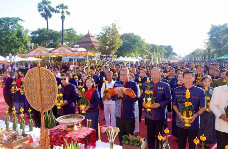 นครพนมศรัทธาล้นสองฝั่งโขง! 9 ชนเผ่า–นางรำไทยลาวนับพันชีวิต รำบูชาพระธาตุพนมรับวันออกพรรษา ก่อนเปิดฉากไหลเรือไฟใหญ่ 12 อำเภอคืนนี้