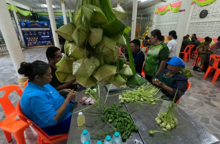 ชาวบ้านเขาสมอแครงพิษณุโลก สืบสานภูมิปัญญาชาวบ้าน ที่ถ่ายทอดต่อ ๆ กันมาหลายร้อยปี สมัยกรุงศรีอยุธยา สู่เมืองพิษณุโลก ด้วยการทำข้าวต้มลูกโยนตลับเพชร หนึ่งเดียวที่เหลืออยู่ในประเทศไทย เพื่อเตรียมใส่บาตรวันเทโวโรหนะ ในวันพรุ่งนี้ เพราะนี่คือ ความศรัทธา และสามัคคี
