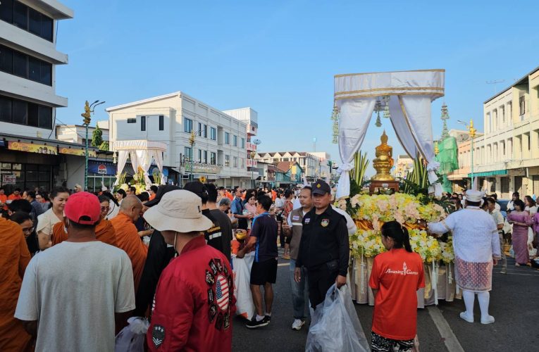 นครพนม จัดพิธีตักบาตรเทโวโรหณะริมโขง ผู้ว่าฯ นำพุทธศาสนิกชนสืบสานประเพณีออกพรรษา 2569
