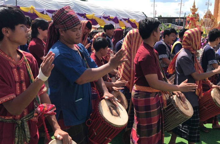 ชัยภูมิชาวบ้านเป้าจัดมหกรรมแข่งเส็งกลองยาวโบราณ ประเพณีออกพรรษาคึกคัก