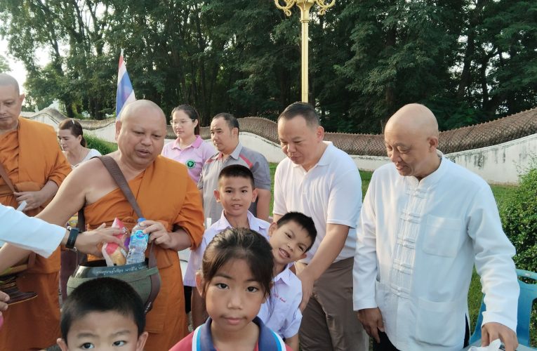พุทธศาสนิกชนชาวจังหวัดน่านและนักท่องเที่ยว ร่วมทำบุญตักบาตร เทโวโรหณะ เนื่องในเทศกาลออกพรรษา ประจำปี 2569ที่วัดพระธาตุช้างค้ำวรวิหารและวัดพระธาตุแช่แห้งพระอารามหลวง