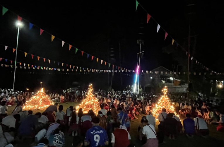 กาญจนบุรี ชาวไทยเชื้อสายกะเหรี่ยงบ้านสะเนพ่อง ประกอบพิธีไหว้เจดีย์ไฟคืนวันออกพรรษา(ขึ้น15ค่ำเดือน11) เพื่อถวายเป็นพุทธบูชา ตามคติความเชื่อและประเพณีตามวิถีของบรรพบุรุษ