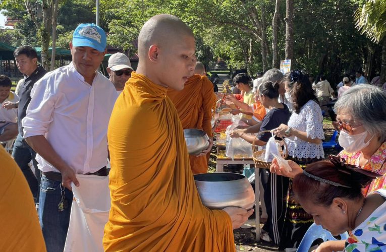 จ.จันทบุรี พุทธศาสนิกชน ประชาชน นักท่องเที่ยวร่วมทำบุญตักบาตรเทโวโรหณะ ที่วัดทองทั่ว คึกคัก