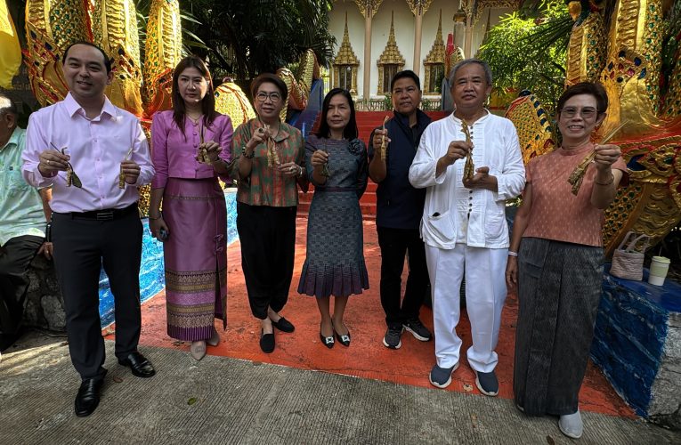 วัดคีรีภาวนาราม จัดงานประเพณีตักบาตรเทโว ก่อ ‘ข้าวต้มลูกโยน’ ใส่บาตร หนึ่งเดียวใน จ.ระยอง