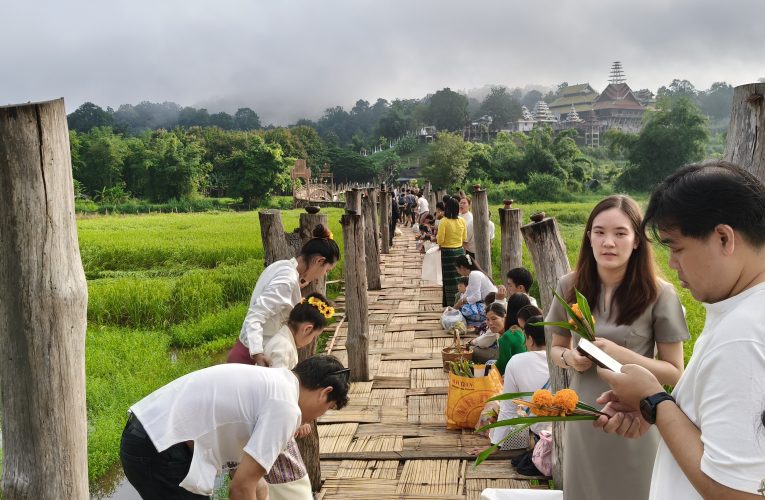 ตักบาตรบนสะพานซูตองเป้ เทศกาลออกพรรษา
