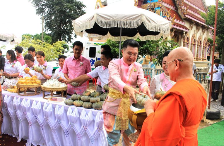 ลพบุรีคึกคัก! ตักบาตรฟักทองวันออกพรรษา ท่ามกลางทะเลหมอกและสายฝน หนึ่งเดียวในไทย