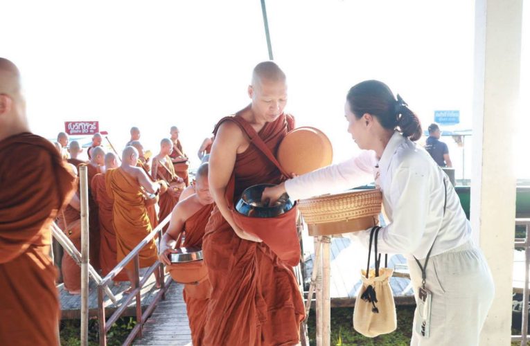 สกลนคร พุทธศาสนิกชนร่วมตักบาตรเทโวและฟังธรรม ณ เกาะดอนสวรรค์ เสริมสิริมงคลหลังออกพรรษา