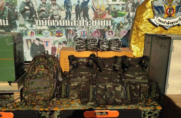สุรินทร์-ผู้บัญชาการ กองกำลังสุรนารี ส่งมอบอุปกรณ์โซลาร์เซลล์ครบชุด เสริมความพร้อมทัพชายแดน