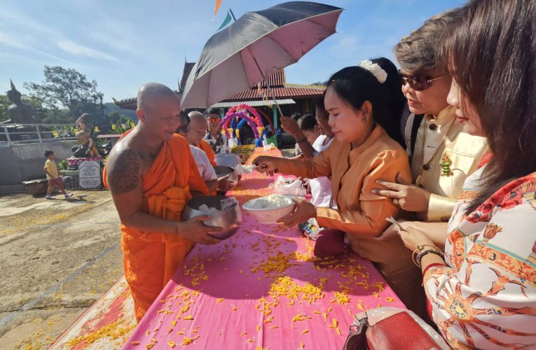 ”ครอบครัวแก้วแสง“ ตักบาตรเทโวรับออกพรรษา ประจำปี 2569