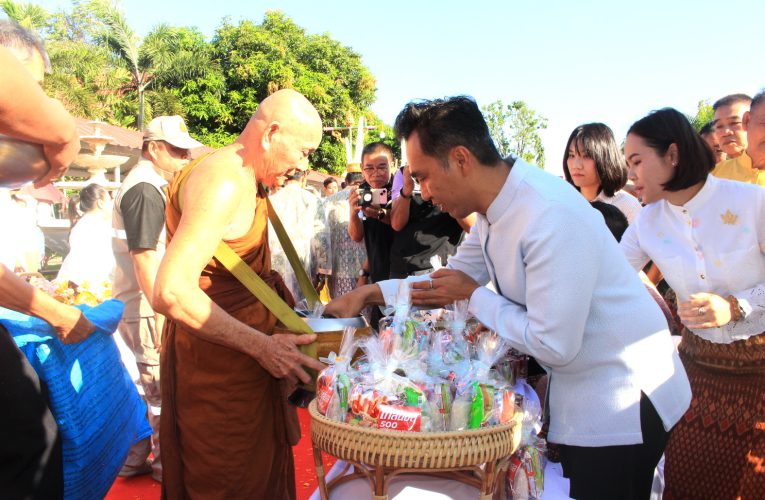 ข่าว…ทต.กกโกร่วมสืบสานประเพณีตักบาตรเทโวโรหณะ