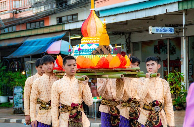 กาญจนบุรี เทศบาลตำบลทองผาภูมิชวนเที่ยวงานประเพณีลอยกระทง “ แควน้อยร้อยดวงใจ แม่ธารใสไหลประทีป” ระหว่างวันที่ 23-24 พ.ย.2569 ที่บริเวณสวนเฉลิมพระเกียรติ ร.9 ท่าน้ำเทศบาลตำบลทองผาภูมิ