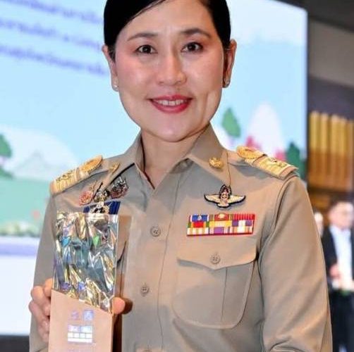 รองปลัดมหาดไทย “อโรชา นันทมนตรี” รับมอบโล่หน่วยงานและองค์กรที่ขับเคลื่อนนโยบายสาธารณะแบบมีส่วนร่วมจากผลงาน “ธรรมาภิบาลการจัดการน้ำจังหวัดนครปฐม” ภายใต้การขับเคลื่อนของจังหวัดนครปฐมร่วมกับมูลนิธิลุ่มน้ำท่าจีนนครปฐม มุ่งสู่การพัฒนาที่ยั่งยืนเพื่อคุณภาพชีวิตที่ดีของประชาชน