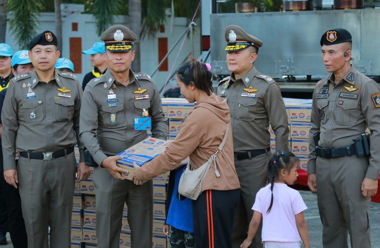 ผบช.ภ.2 ตั้งโรงครัวพระราชทานช่วยน้ำท่วมชาวบ้านบางคล้า