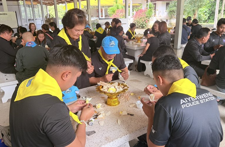 ยะลาจิตอาสา 904 สอนประดิษฐ์ดอกไม้จันทน์ให้ประชาชนเตรียมพร้อมพิธีถวายดอกไม้จันทน์ภาคประชาชน