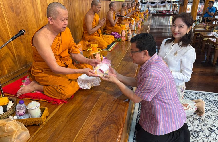 วันเกิดรองผู้ว่ากำธรทำบุญตักบาตรวัดป่าประดู่