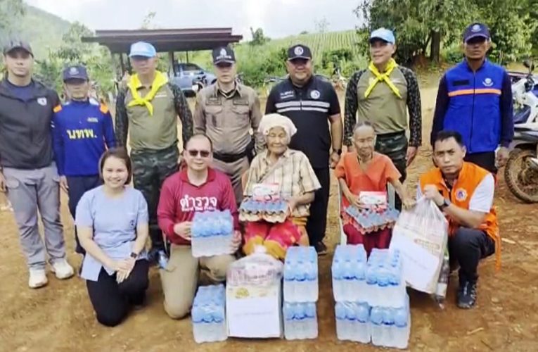 สุพรรณบุรี ทางขึ้นเขาตะเพินคี่ขาด หลายหน่ายงานช่วยขนอาหาร น้ำ ยา ส่งชาวเขาบนดอยสูง